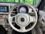 インテリアに合わせたデザインのステアリングは、運転される方のことも考え、運転しやすい形状、大きさです。是非一度、実際に触ってお確かめください。