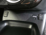 運転席と助手席には寒い時にうれしいシートヒーターが装備されてます。