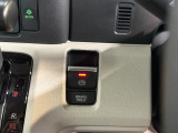 電子制御パーキングブレーキは信号待ちでも便利。いつもより運転がラクになるはずです。