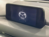 【8インチマツダコネクト】車内の雰囲気にマッチした大型のディスプレイ。スマホ接続でのナビ使用やBluetooth再生等、様々な機能が楽しめます。直感的なダイヤル操作が可能で、使い勝手も良好です。