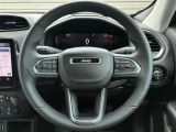 車両の様々なコントロールを行うスイッチ類が集約したステアリング。走行中、前方から目をそらさず、ステアリングから手を離さず、安全性も向上します。