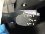 【クルーズコントロール】高速道路もラクラク走行。アクセルを離しても一定速度で走行ができ、長距離運転時の負担を軽減!加速・減速も簡単なスイッチ操作で調整できます。
