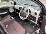 高いホールド性で運転姿勢が安定します。長距離ドライブでも疲れにくいのが魅力です。快適なドライビングライフをお送りください♪