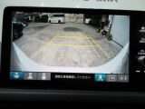 バックカメラの画像です。ガイドラインがスムースな車庫入れをサポートいたします。車庫入れの安心感がアップしますね。