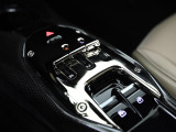 カーボン製センターコンソールです。見た目からもレーシーな仕上がりです。296シリーズはボタンスイッチではなく、シフトゲートに沿って操作するタイプになります。