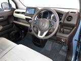 運転席周りのレイアウトをご覧ください。ナビゲーションが綺麗に装着されすっきり収まってますね!