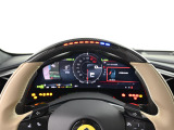 F1よりフィードバックされたテクノロジーです。LEDの点灯により、ご自身で最適なシフトタイミングを計ることが可能です。サーキット走行時等に視線をそらさずに気軽にシフトチェンジを行えます。