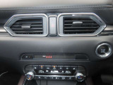運転席と助手席それぞれで温度調整が可能なオートエアコンに加え、ステアリングヒーターと前二席分のシートヒーターが車内を快適に保ちます。