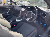 【運転席】座り心地が良いシートなので長時間の運転でも快適にお過ごしいただけます。新品のフロアマットのご注文も可能です。掲載箇所以外にご希望の写真がございましたらお気軽にお問い合わせ下さい。