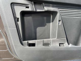 助手席側のドア内張には、車検証入れが入る大きさの収納スペースがあります。