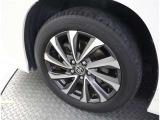 かっこいいホイールですね。 車のイメージを大きく左右するホイール部分はコダワリを持ちたいですね。