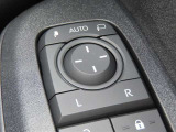 こちらのヤリスHVはオートミラー付き!うっかり閉じ忘れの無いように、鍵を閉めるとミラーも閉じ、エンジン掛ければミラーが開きます!あると便利なんです♪