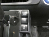 トラクションコントロール装備です。すべりやすい路面での発進時や加速時にタイヤの空転を抑え、駆動力確保に貢献する機能です。詳細は販売店スタッフまでおたずねください。