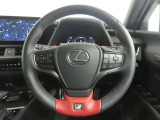 【ハンドル】手を離す事なく、オーディオを操作する事が出来るステアリングスイッチ。視線の動きが少なく安全性も上がります♪