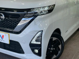 【LEDヘッドライト】悪天候や夜間走行時も良好な視界を確保し安心して運転できる高輝度LEDヘッドライトを装備!点灯速度が早く、消費電力も抑えられています。