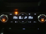 左右独立温度コントロールフルオートエアコンです。運転席、助手席それぞれで独立して温度設定ができます。冷え性の方が乗っても安心ですね♪