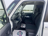 高いホールド性で運転姿勢が安定します。長距離ドライブでも疲れにくいのが魅力です。快適なドライビングライフをお送りください♪