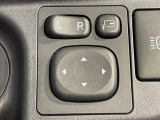 【電動格納ミラー】サイドミラーは電動格納式となっており、狭い駐車場でもキズがつくリスクを抑えられます。
