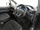 シンプルで使いやすいデザインの運転席です。