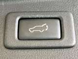 【パワーバックドア】スマートキーや運転席のボタンを押すだけでリアゲートが自動で開閉します!荷物を持っている時や、高い位置にあるバックドアを閉める際に便利な機能です♪