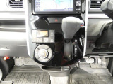 【操作しやすいインパネ】手になじむシフトレバーとオートエアコンです。季節を問わず車内を快適な温度に保ち直感的な操作で日々の運転にゆとりを生み出します。
