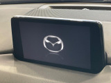 【8インチマツダコネクト】車内の雰囲気にマッチした大型のディスプレイ。スマホ接続でのナビ使用やBluetooth再生等、様々な機能が楽しめます。直感的なダイヤル操作が可能で、使い勝手も良好です。