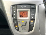 【オートエアコン】一度お好みの温度に設定すれば、車内の温度を検知し風量や温度を自動で調整。暑い&hellip;寒い&hellip;と何度もスイッチ操作をする必要はありません。快適な車内空間には必須の機能ですね♪
