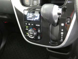 オートエアコン装備。車内を設定温度に自動で調整してくれるのでいつも快適にしてくれます。
