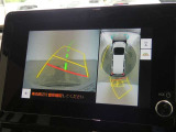 パノラミックビューモニター付きです。車両を上から見たような映像をディスプレイオーディオ画面に表示。運転席からの目視だけでは見にくい、車両周辺の状況をリアルタイムでしっかり確認できます。