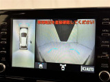 パノラミックビューモニターを装備。駐車場や交差点でクルマを真上から見るように周囲を確認できます。機能の詳細は販売店スタッフまでおたずねください。