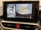 車庫入れなど後進運転時に死角をモニターで確認ができて安全です♪ ステアリング操作の参考になるガイド線も表示しますので車庫入れがニガテな方も安心ですネ!