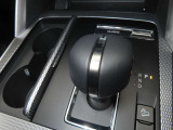 CX-80の力強い走りを、8ATでコントロールいたします。シフトレバー左側には、蓋付きのドリンクホルダーを前二席分備えています。