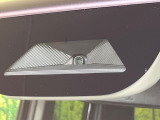 【ホンダセンシング】走行中に前方の車両等を認識し、衝突しそうな時は警報とブレーキで衝突回避と被害軽減をアシスト。より安全にドライブをお楽しみいただけます。