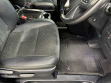 運転席シート足元です。