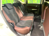 後部座席も気になるようなキズ・汚れやへたり等、大きなダメージはなく、良好な状態です。