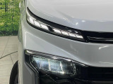 【LEDヘッドライト】悪天候や夜間走行時も良好な視界を確保し安心して運転できる高輝度LEDヘッドライトを装備!点灯速度が早く、消費電力も抑えられています。