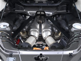 後輪駆動にプラグインハイブリッド(PHEV)を組み込むのは、フェラーリの市販車として初の試みであり、内燃エンジンとリアの電気モーターとの一体化により830hpを発揮します。鋭い加速が特徴的です。
