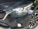 【LEDヘッドライト】悪天候や夜間走行時も良好な視界を確保し安心して運転できる高輝度LEDヘッドライトを装備!点灯速度が早く、消費電力も抑えられています。