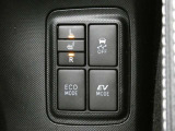 運転席と助手席には寒い時にうれしいシートヒーターが装備されてます。