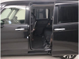 スライドドアは開口部も広く風の強い日なども隣の車両を気にする事なく開閉できます。傾斜停車開閉時便利に使えます!