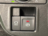 指先だけで簡単に操作が可能な電動パーキングブレーキを採用。「HOLD」スイッチを押すと、渋滞や信号待ちなどでブレーキペダルから足を離しても、ブレーキを保持するので安心です
