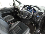 シンプルで使いやすいデザインの運転席です。