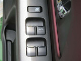 パワーウインドウは今や当たり前の装備ですが、無いと困ります。運転席からの操作で、全席フルオープン・フルクローズが可能です。