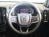 ステアリングはXC60などと同様の3本スポークですが、よりスポーティーなデザインとなっています ステアリングスイッチも充実しており、手を離すことなく機能を操作できます
