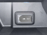 充電用USB端子付き。スマートフォンなどの充電に便利です。