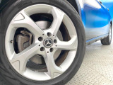 ●純正18インチアルミホイール:輸入車ならではの卓越した走りを支えるホイールと足回りです!日本車の走りに慣れている方にもぜひ体感して頂きたいほど、高いレベルでまとまっています!