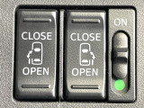 【両側パワースライドドア】スマートキーや運転席のスイッチで後席両側スライドドアの開閉が可能♪電動だから力を入れてドアを開ける必要が無く、小さなお子様でも簡単に開け閉めでき快適です♪