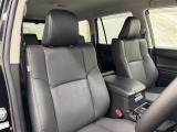高いホールド性で運転姿勢が安定します。長距離ドライブでも疲れにくいのが魅力です。