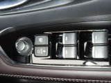 運転席のパワーウインドースイッチ部です。よく触れる場所だからこそ、使用状態があらわれますよね。ぜひこうした所もチェックしてください。