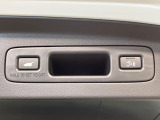 【パワーバックドア】スマートキーや運転席のボタンを押すだけでリアゲートが自動で開閉します!荷物を持っている時や、高い位置にあるバックドアを閉める際に便利な機能です♪